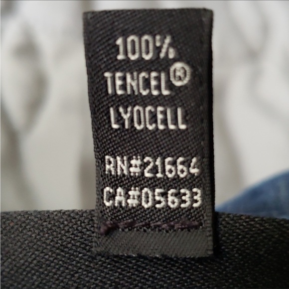 Foxcroft Nordstrom long sleeve button down boyfriend "denim" top Size 4 - Picture 12 of 13